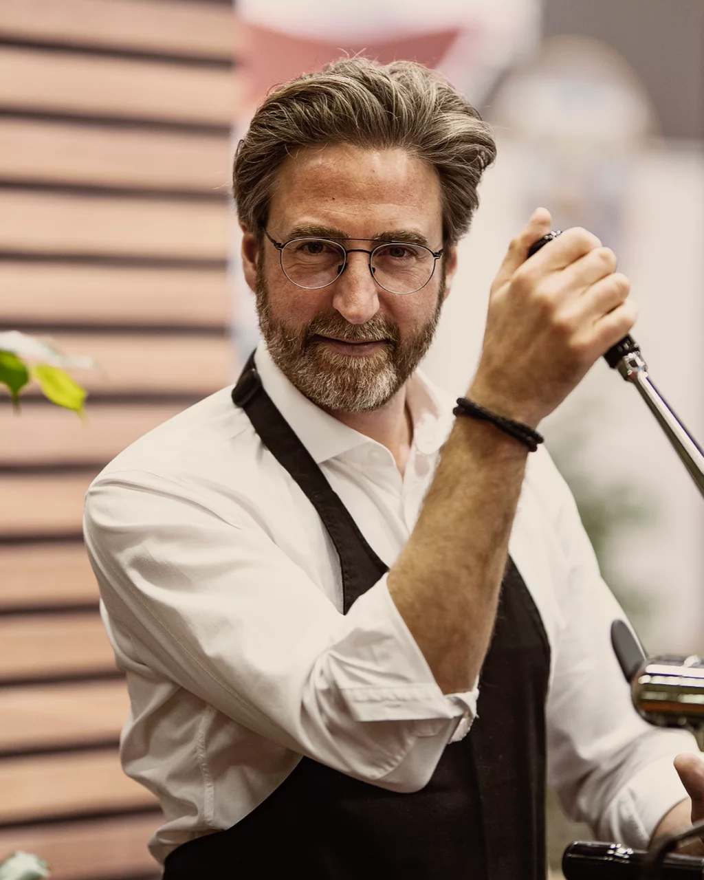 Clemens Koller, Barista und Gründer von Schwarzheiss, bereitet exklusiven Kaffee bei einer Veranstaltung zu